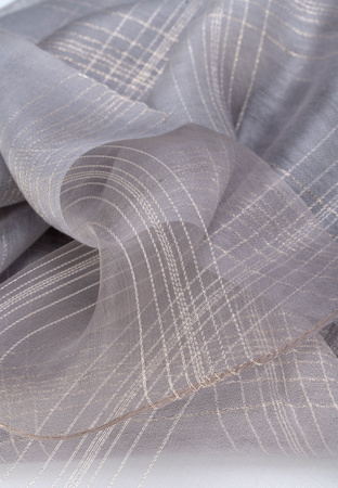 Delikatny szary szal ze złotą nitką