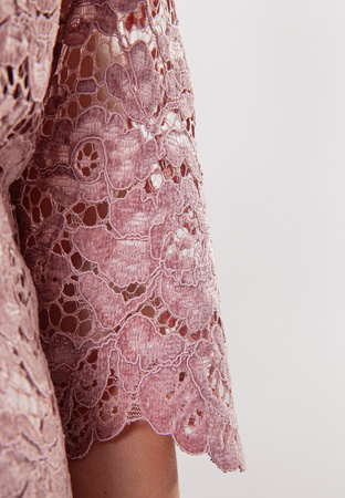 Różowa sukienka z gipiury