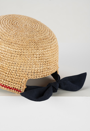 Beżowa czapka z granatowym daszkiem