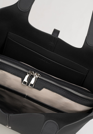 Czarna torebka do ręki z oryginalnym zapięciem