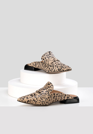 Klapki mule w panterkowy wzór