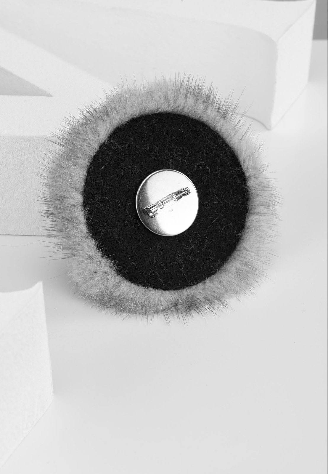 Szara broszka z naturalnym futrem