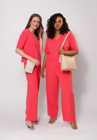 Koralowe spodnie z prostą nogawką