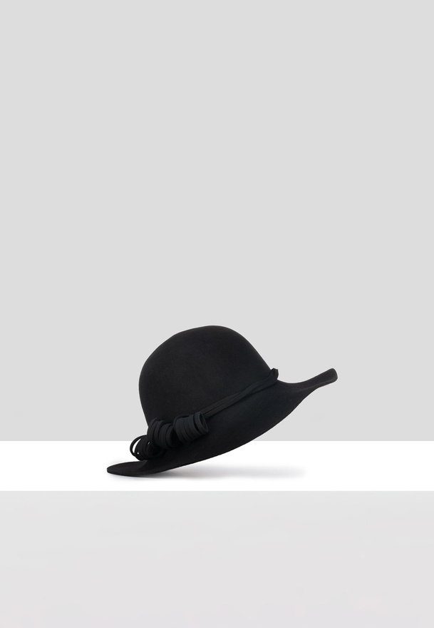 Czarny wełniany kapelusz