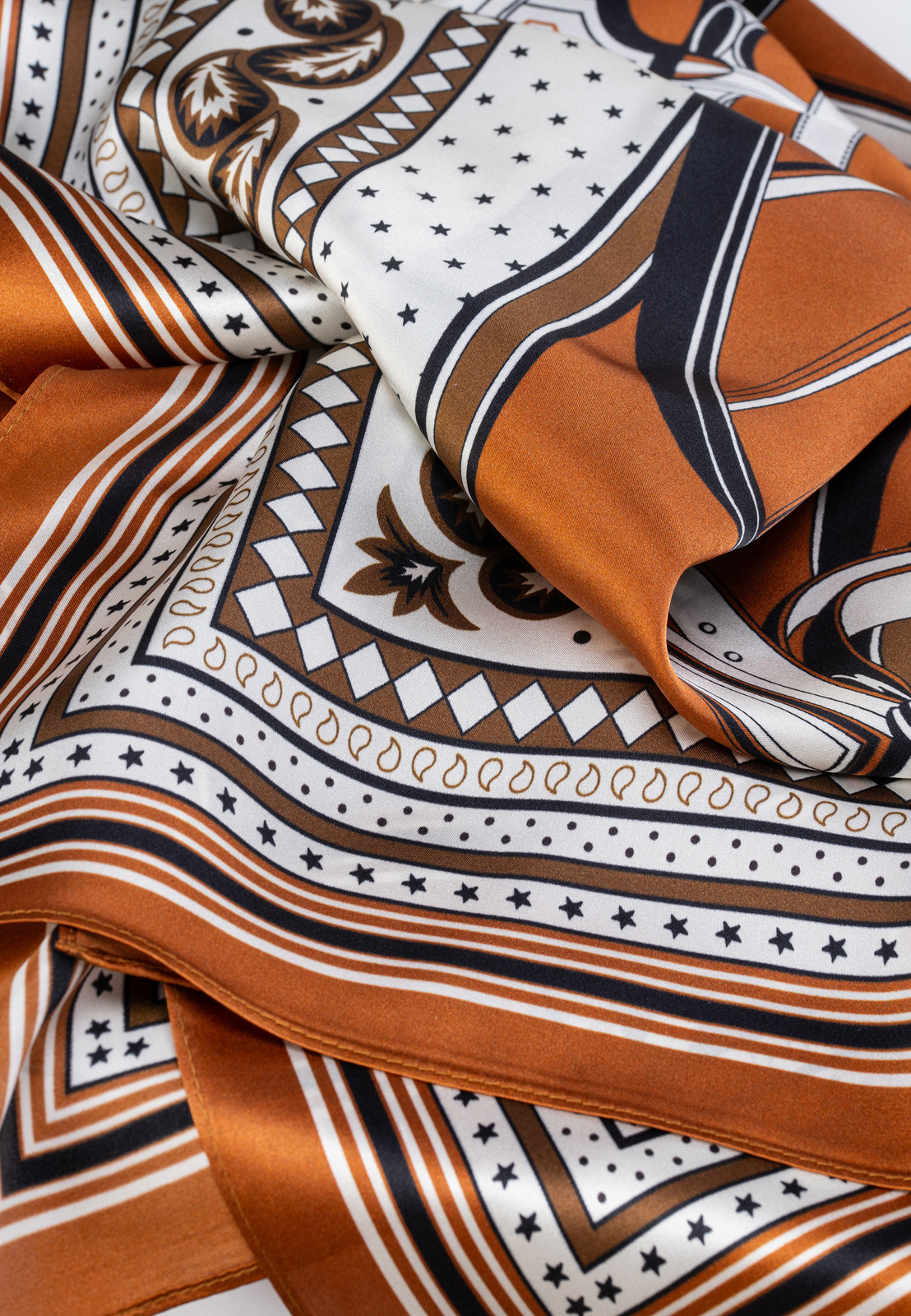 Jedwabna apaszka w oryginalny wzór