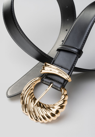 Skórzany pasek z ozdobną klamrą