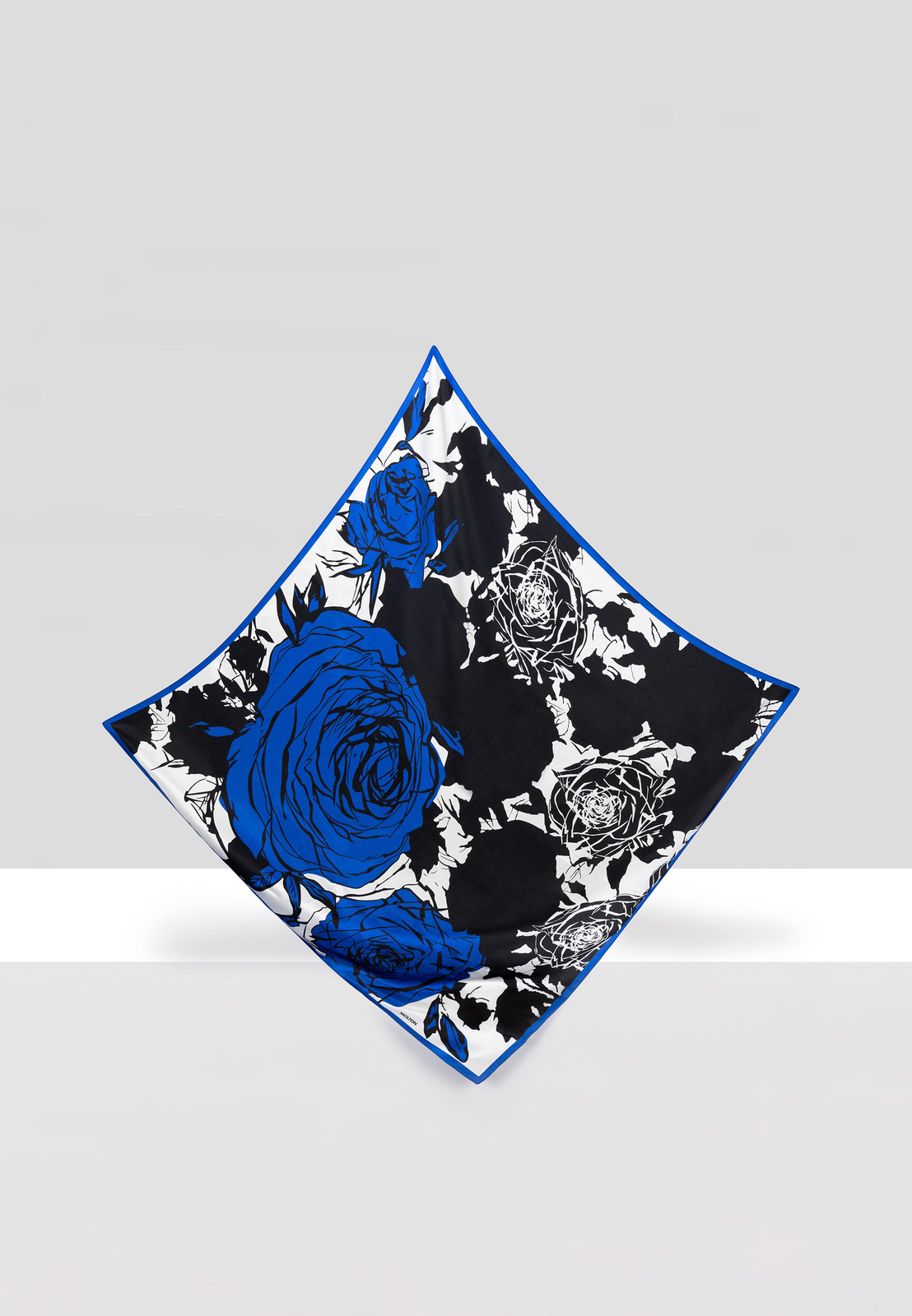 Jedwabna apaszka w niebieskie róże