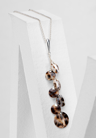 Naszyjnik z zawieszką w panterkowy wzór