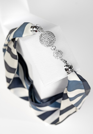 Biało-granatowy naszyjnik z tkaniny satynowej