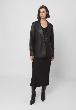 Satynowa sukienka na cienkich ramiączkach