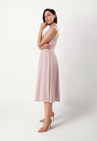 Rozkloszowana sukienka w kolorze jasnego różu