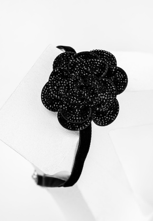 Czarny choker z kwiatem