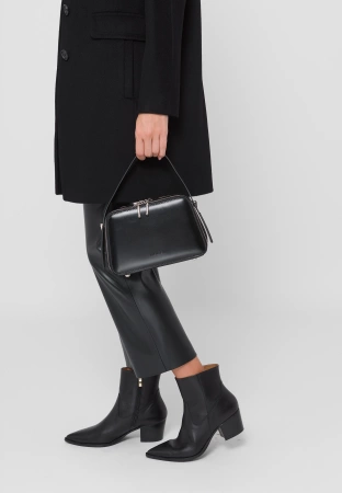 Czarna torebka z błyszczącej skóry