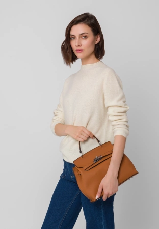 Camelowa torebka z oryginalnym zapięciem