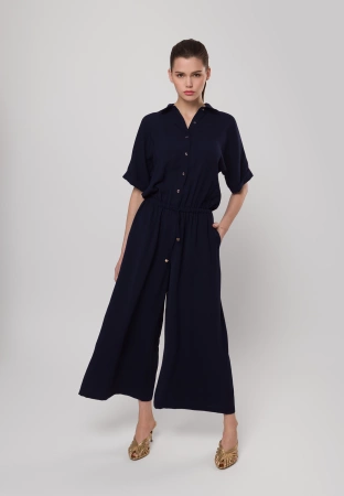 Granatowy kombinezon zapinany do pasa z szerokimi nogawkami