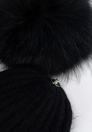 Czarna czapka z naturalnym pomponem