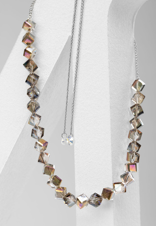 Naszyjnik z opalizującymi koralikami