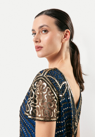 Niebieska sukienka z cekinami i frędzlami