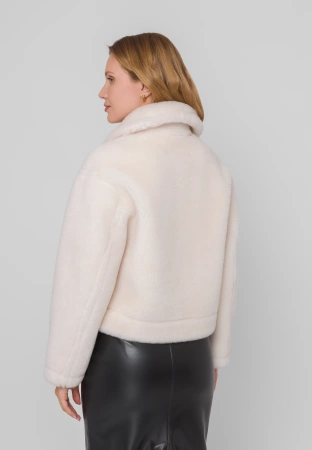 Krótkie wełniane futerko w kolorze ecru