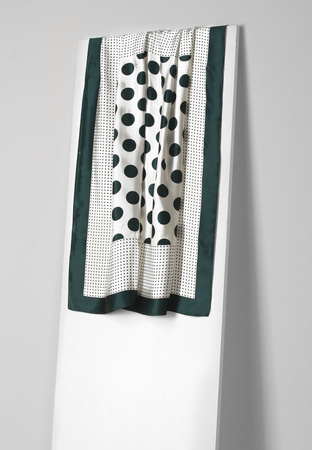 Biały jedwabny szal w grochy