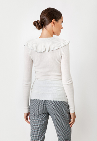 Ecru dzianinowa bluzka z falbaną