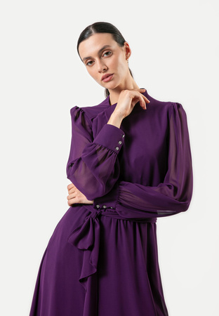 Fioletowa sukienka z wiązaniem w pasie