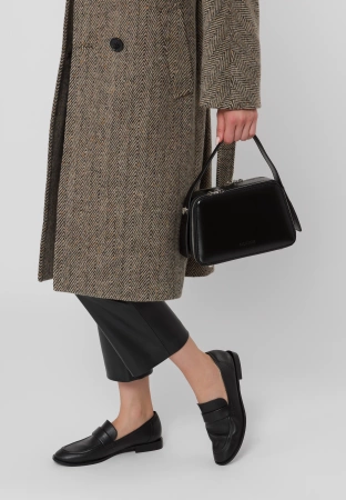 Czarna torebka z błyszczącej skóry