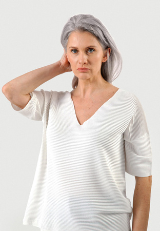 Biała bluzka oversize z prążkowanej dzianiny