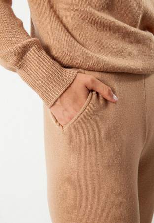 Beżowe dzianinowe spodnie z kieszeniami