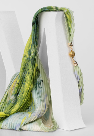 Szal apaszka w zieleniach z ozdobnym zapięciem