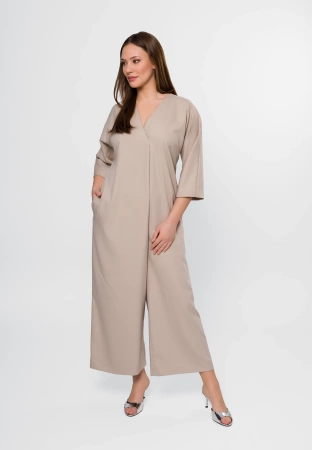 Beżowy kombinezon z asymetrycznym przodem o luźnej formie