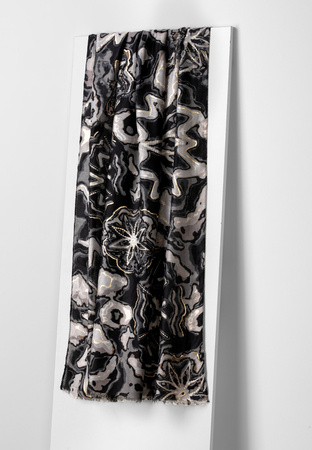 Czarny wiskozowy szal w abstrakcyjny wzór