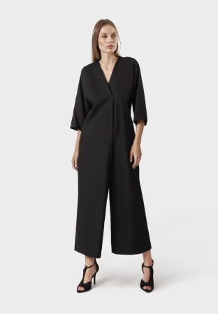 Czarny kombinezon z asymetrycznym przodem o luźnej formie