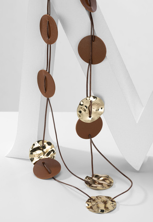 Naszyjnik na rzemyku z kołami