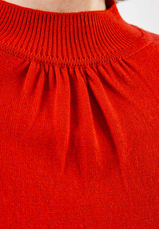 Czerwony półgolf z marszczeniem pod szyją