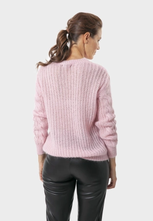 Różowy sweter z ażurowym splotem