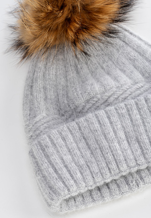 Szara czapka z naturalnym pomponem