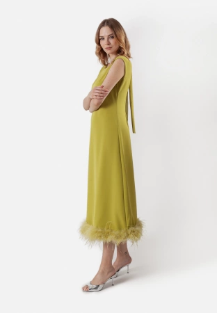 Zielona sukienka z piórami