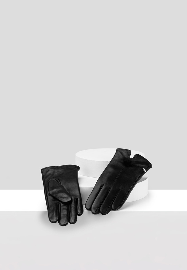 Czarne skórzane rękawiczki z puszkiem