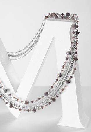 Kaskadowy naszyjnik z fioletowymi koralikami