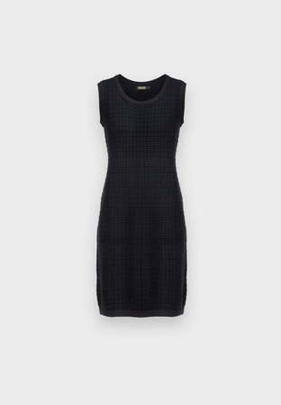 Dzianinowa sukienka bez rękawów z charakterystyczną fakturą