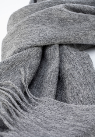 Szary wełniany szal z frędzlami