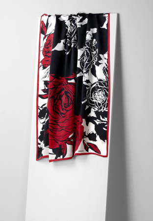 Jedwabna apaszka w czerwone róże