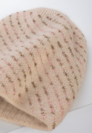 Beżowa czapka z przeplataną nitką