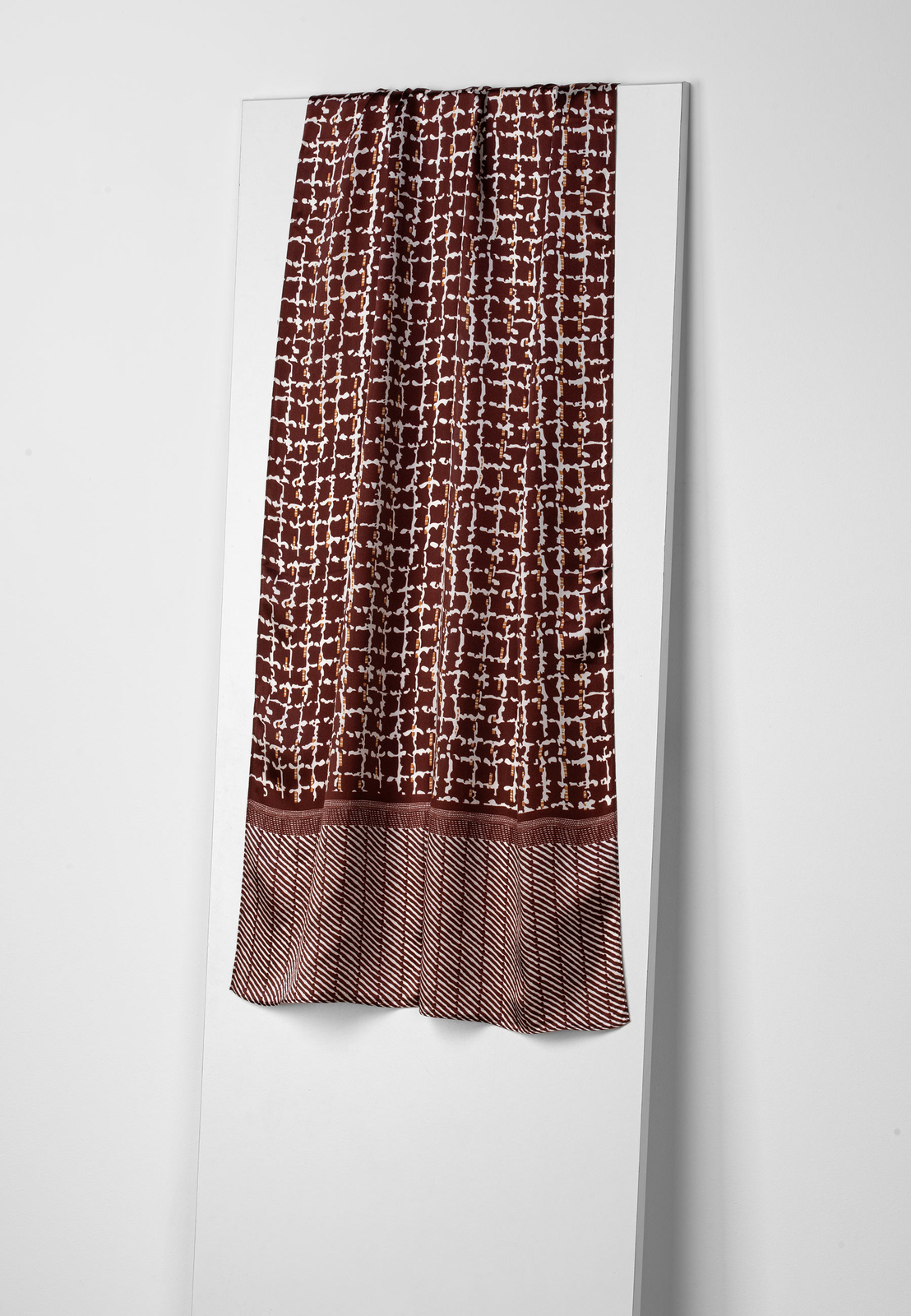 Brązowy jedwabny szal