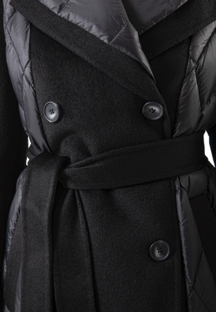 Czarny pikowany płaszcz z naturalnym kołnierzem