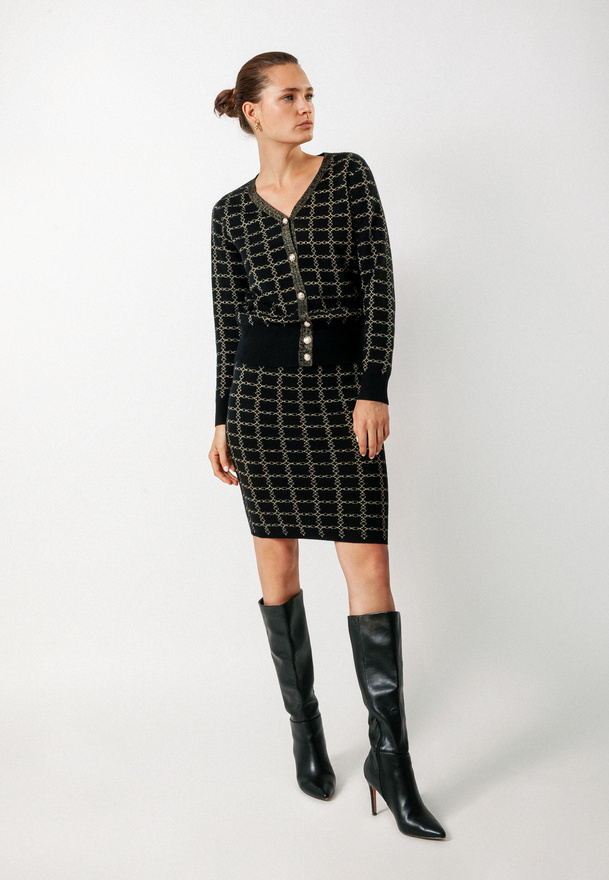 Czarny kardigan w złote łańcuchy