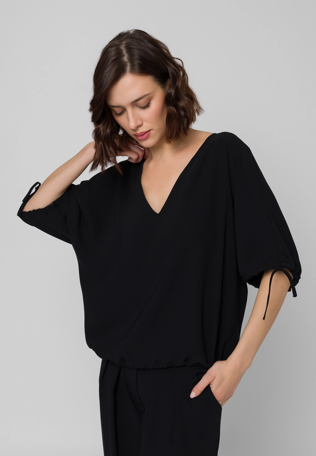 Czarna bluzka oversize ze ściągaczami