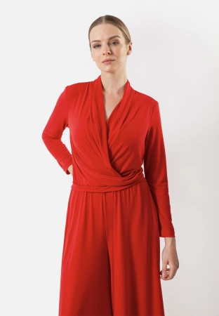 Czerwony kombinezon z lejącej tkaniny