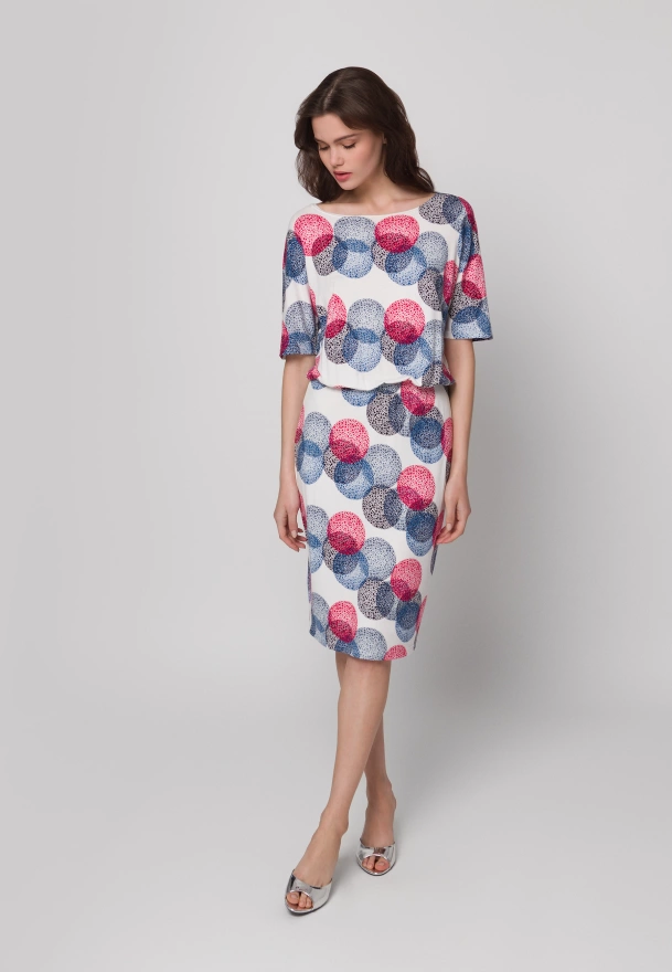 Wiskozowa sukienka w czerwono-niebieskie koła